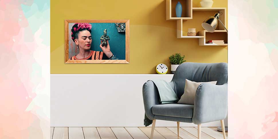 cuadro de Frida Kaloh colgado en un living moderno